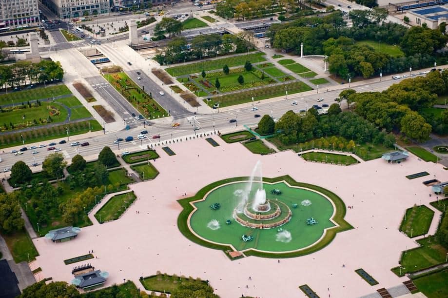 Aerial view of Buckingham Fountain in Chicago's Grant Park